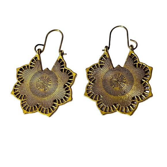Vintage Boho Carved Flower Drop Earrings Hollow Floral Medallion Gold - Picture 2 of 3